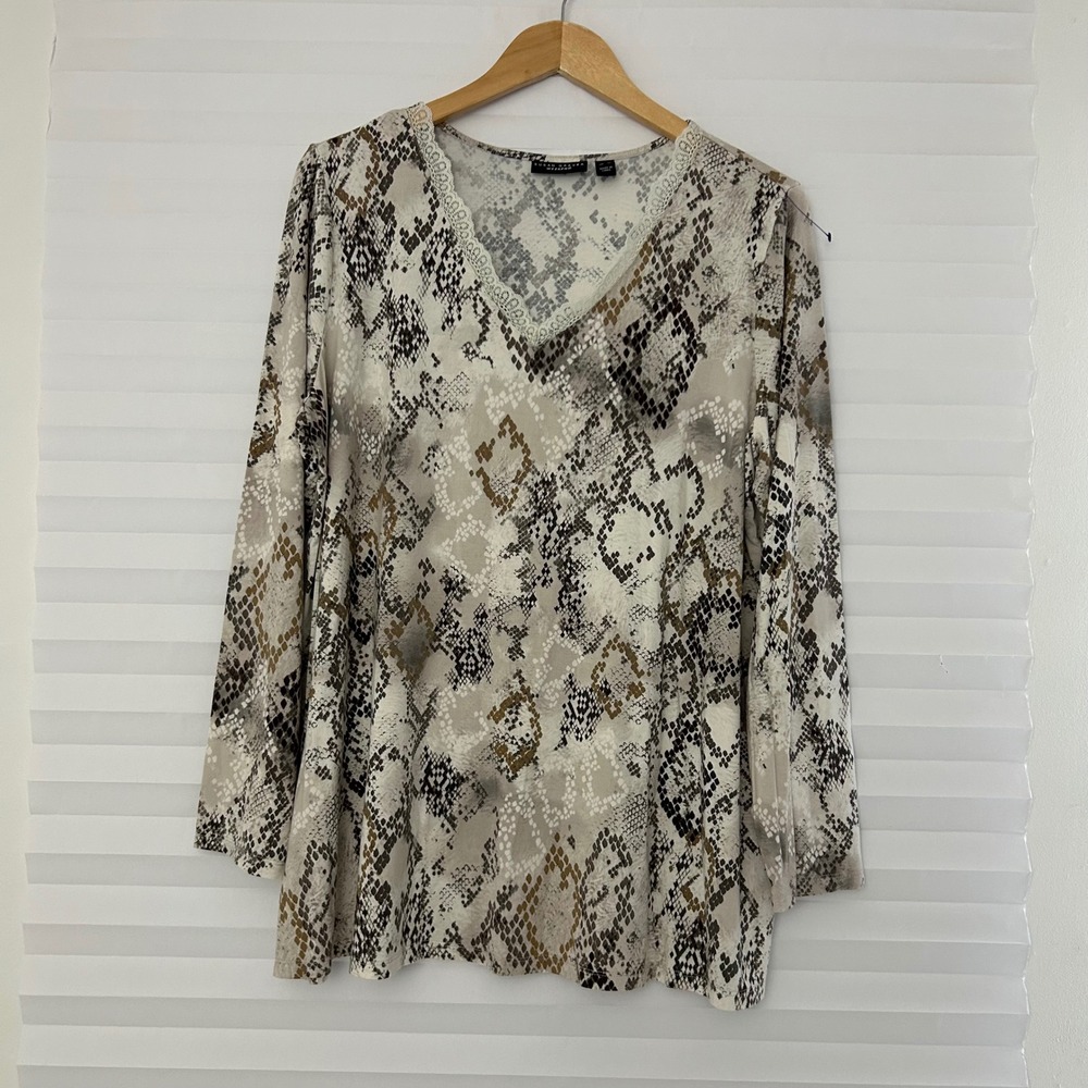 Susan Graver‎ Weekend Snakeskin Print Lace Trim V-Neck Top XL Grey Tan Animal